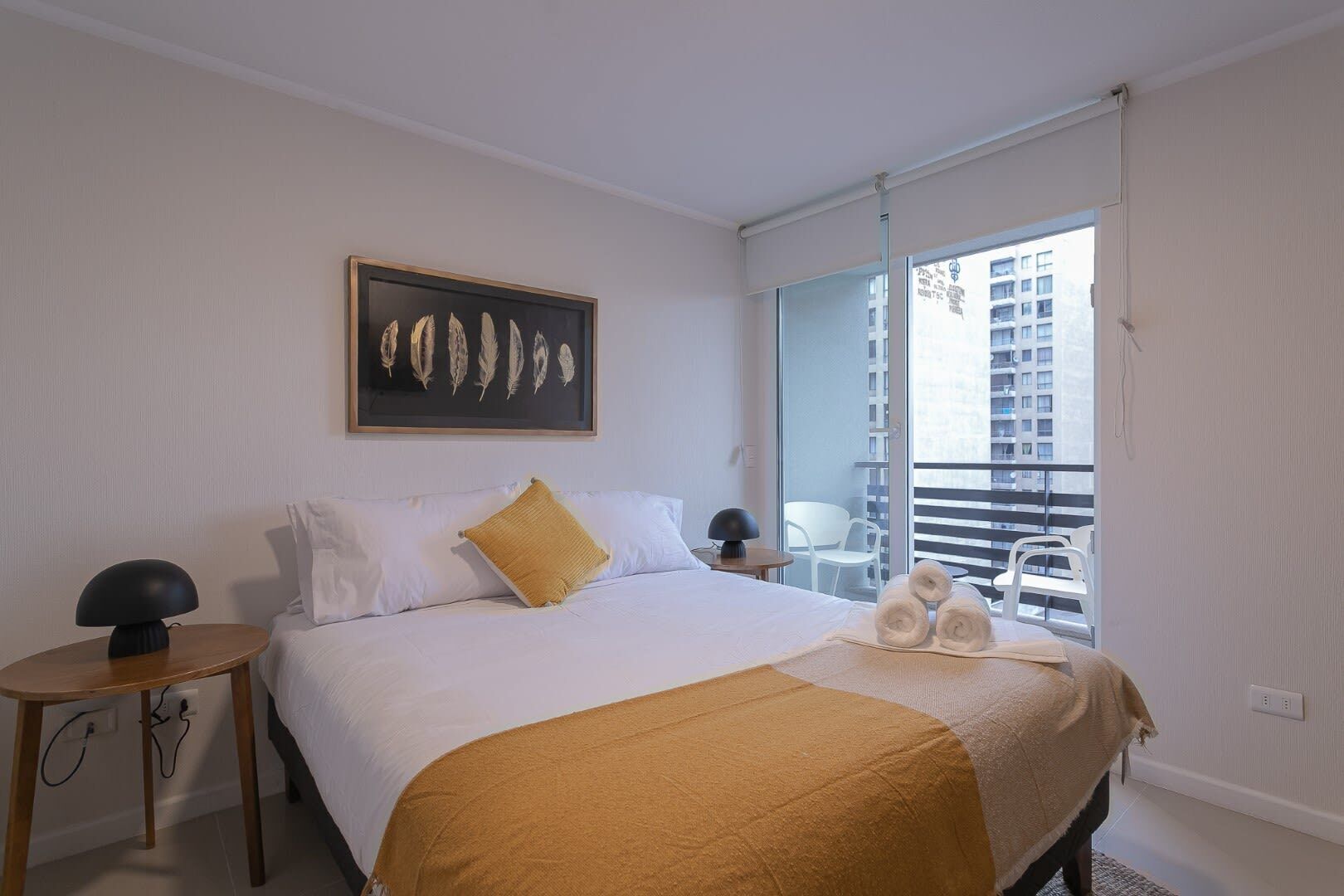 Een strijkplank/strijkijzer, wifi, beddengoed