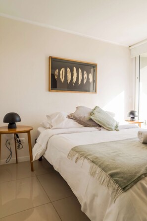 Tabla de planchar con plancha, wifi y ropa de cama 