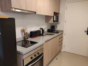 Kühlschrank, Mikrowelle, Ofen, Herdplatte