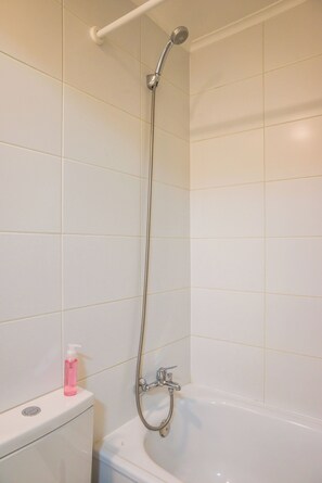 Een douche, een haardroger, handdoeken