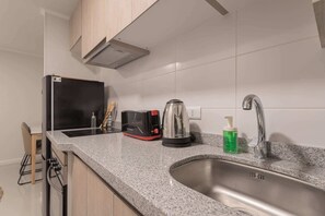 冷蔵庫、電子レンジ、オーブン、コンロ