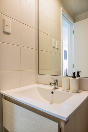 Dusj, hårføner og håndklær