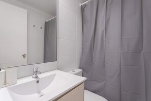 シャワー、ヘアドライヤー、タオル