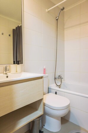 Douche, sèche-cheveux, serviettes fournies