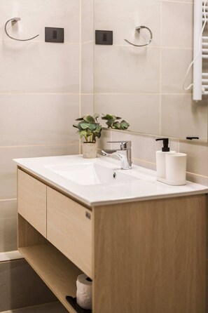 Shower, hair dryer, towels - Modern Family Home in Providencia | Relaxing Stay (Providencia)