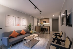 TV, offices - Cozy and Family-Friendly Apartment | Urban Retreat (Providencia)