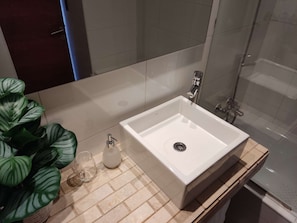 Douche, sĂšche-cheveux, serviettes fournies