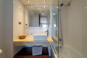 Shower, hair dryer, towels - Stylish 2BR Urban Retreat | Modern Santiago Stay (Las Condes)