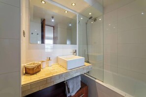 Een douche, een haardroger, handdoeken