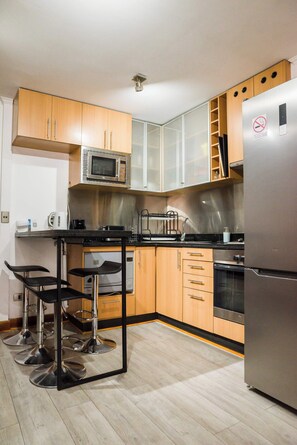 Frigorifero, microonde, forno, piano cottura