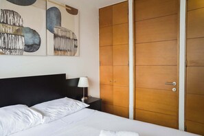 2 chambres, fer et planche à repasser, Wi-Fi, draps fournis