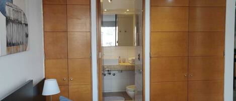 2 habitaciones, tabla de planchar con plancha, wifi y ropa de cama