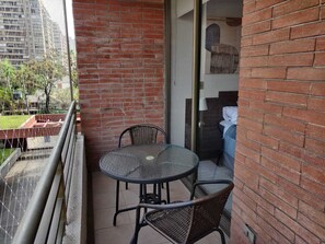 Outdoor dining - Cozy 2BR Retreat in Las Condes Prime Location (Las Condes)