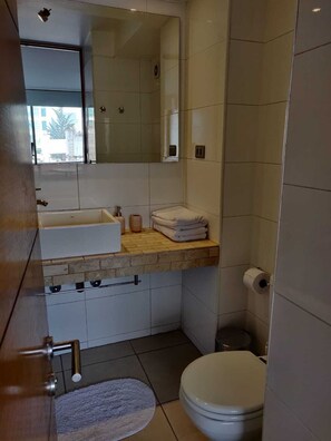 Shower, hair dryer, towels - Spacious 2BR in Las Condes: Perfect for Families (Las Condes)
