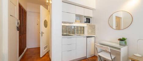 Fridge, microwave, stovetop, toaster