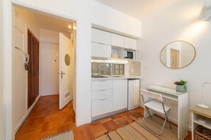 Réfrigérateur, micro-ondes, plaque de cuisson, bouilloire électrique