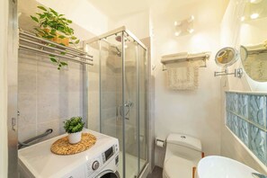Shower, hair dryer, towels