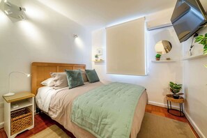 Desk, iron/ironing board, WiFi, bed sheets