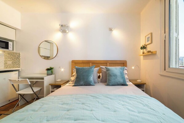 Desk, iron/ironing board, WiFi, bed sheets