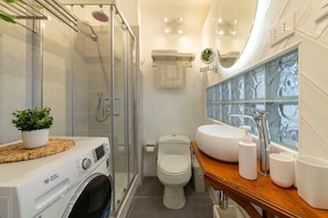 Shower, hair dryer, towels