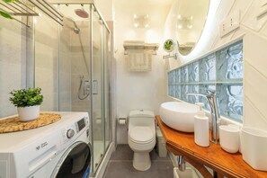 Shower, hair dryer, towels - Chic Urban Home in Santiago | Relax and Unwind (Providencia)