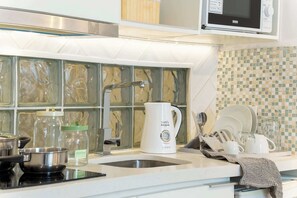 Fridge, microwave, stovetop, electric kettle - Chic Urban Home in Santiago | Relax and Unwind (Providencia)