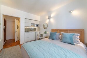Escritorio, tabla de planchar con plancha, wifi y ropa de cama 