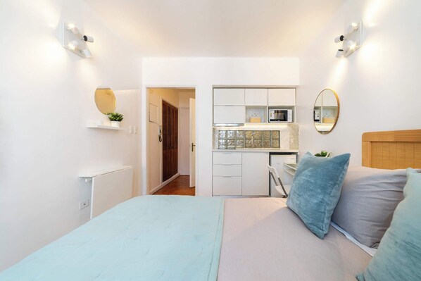 Desk, iron/ironing board, WiFi, bed sheets