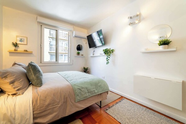 Desk, iron/ironing board, WiFi, bed sheets