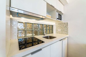 Kühlschrank, Mikrowelle, Herdplatte, Wasserkocher