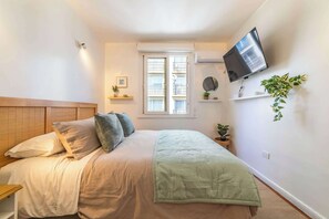 Desk, iron/ironing board, WiFi, bed sheets