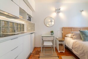 デスク、アイロン / アイロン台、WiFi、ベッドシーツ