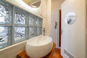 Douche, sèche-cheveux, serviettes fournies