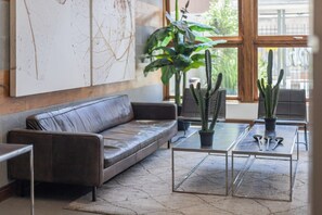 TV, offices - Charming Barrio Italia Studio: Central Escape (Ñuñoa)