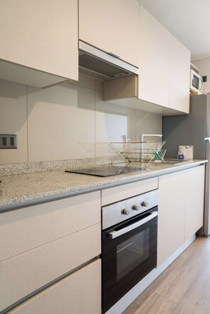 Fridge, microwave, oven, stovetop - Charming Barrio Italia Studio: Central Escape (Ñuñoa)