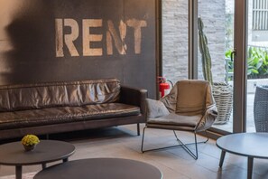 TV, offices - Charming Barrio Italia Studio: Central Escape (Ñuñoa)