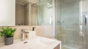 Douche, sèche-cheveux, serviettes fournies