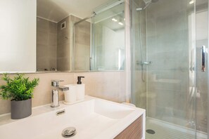 Dusche, Haartrockner, Handtücher