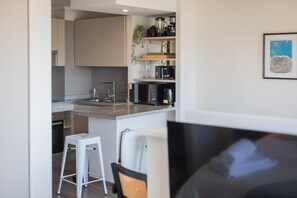 冷蔵庫、電子レンジ、オーブン、コンロ