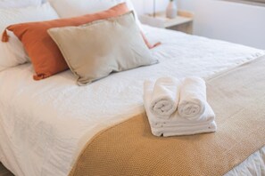 Iron/ironing board, WiFi, bed sheets - Chic Urban Retreat Near Trendy Barrio Italia (Ñuñoa)