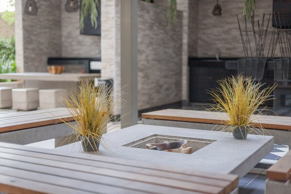 Outdoor dining - Chic Urban Retreat Near Trendy Barrio Italia (Ñuñoa)