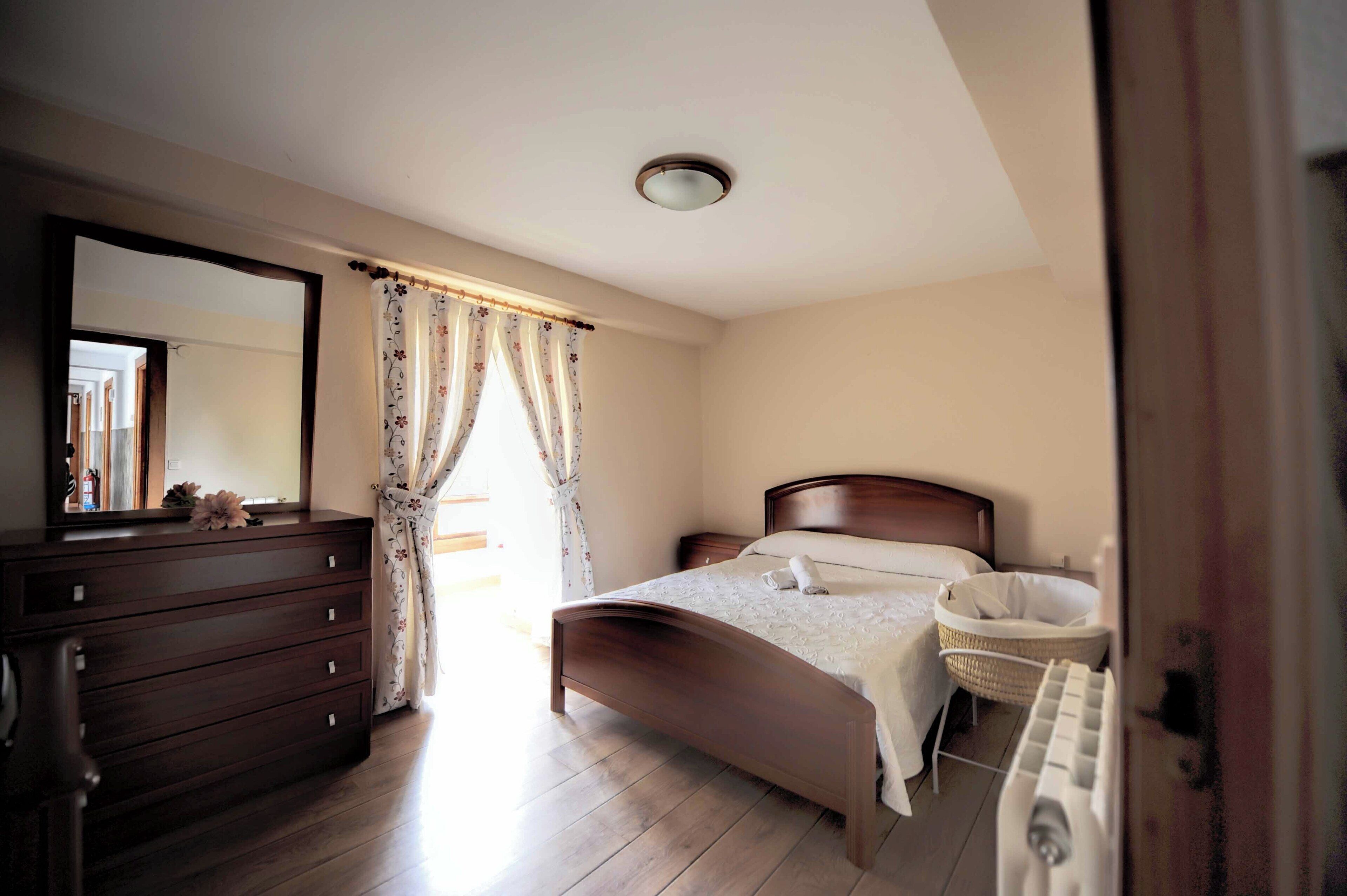 5 chambres, fer et planche à repasser, Wi-Fi, draps fournis