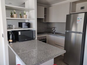 Fridge, microwave, oven, stovetop - Empapate del ambiente bohemio de Barrio Italia (Ñuñoa)