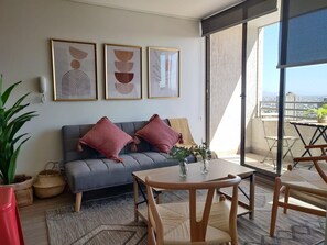 TV, offices - Empapate del ambiente bohemio de Barrio Italia (Ñuñoa)