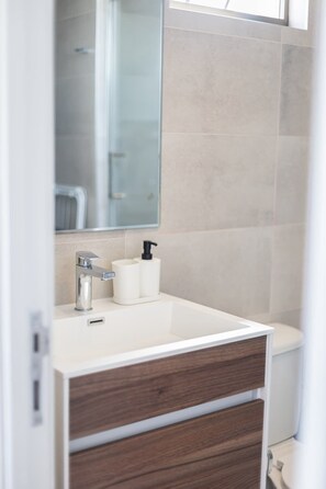 Dusche, Haartrockner, Handtücher