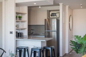 Køleskab, mikrobølgeovn, ovn, kogeplade