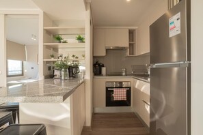 Fridge, microwave, oven, stovetop - La mejor comodidad a solo pasos de Barrio Italia (Ñuñoa)