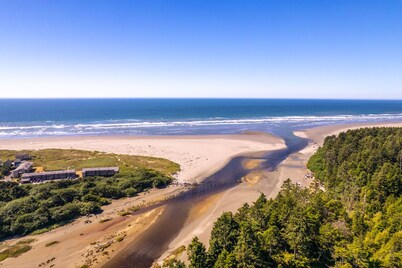 Waterfront Condo right on the Pacific Ocean