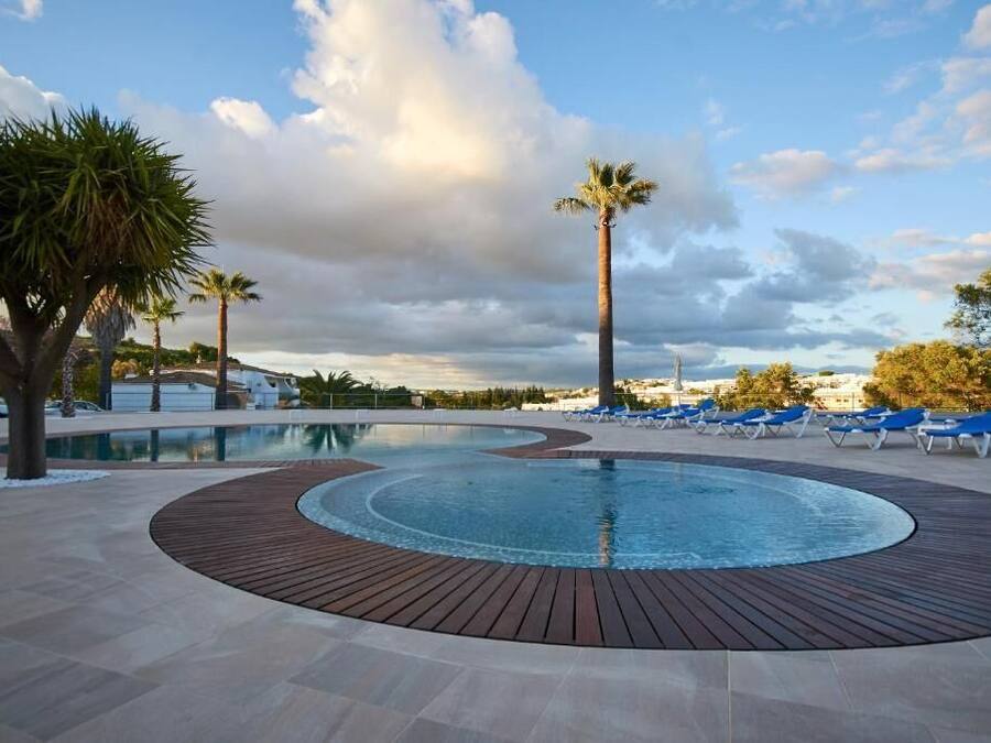 Een seizoensgebonden buitenzwembad