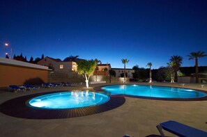 Una piscina al aire libre de temporada